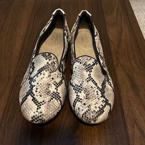 Clarks Collection Ultimate Comfort Faux Snakeskin Animal Print Loafers Size 7.5